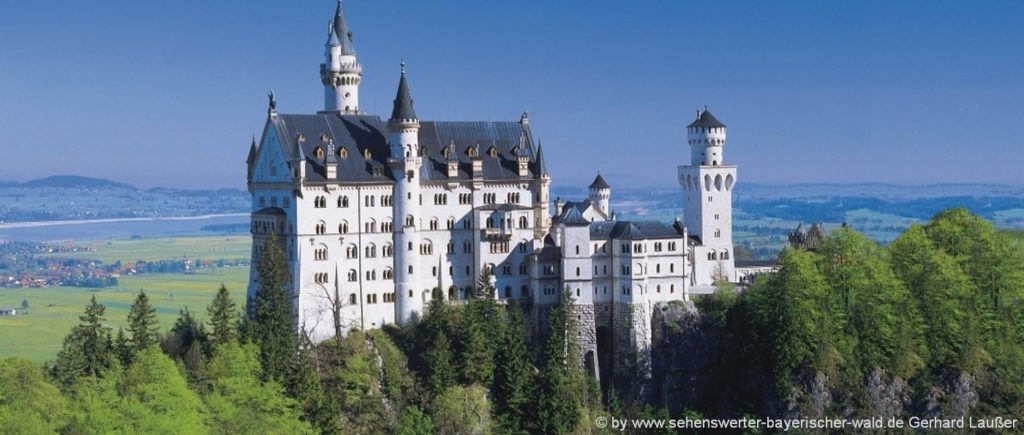 Märchenschloss Neuschwanstein im Allgäu in Bayern Märchenschloss Neuschwanstein im Allgäu Luxus Urlaub in Bayern