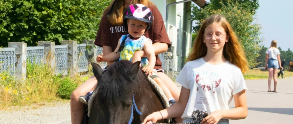 Ponyreiten im Familienhotel mit Kinderbetreuung in Deutschland