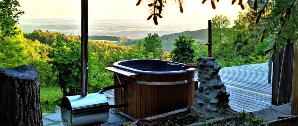 Romantikhütte für zwei in Alleinlage mit beheizbarem Badezuber auf der Terrasse