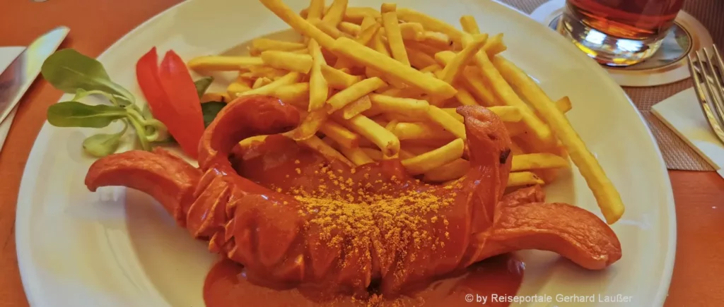 Essen gehen in Deutschland Currywurst mit Pommes im Gasthof
