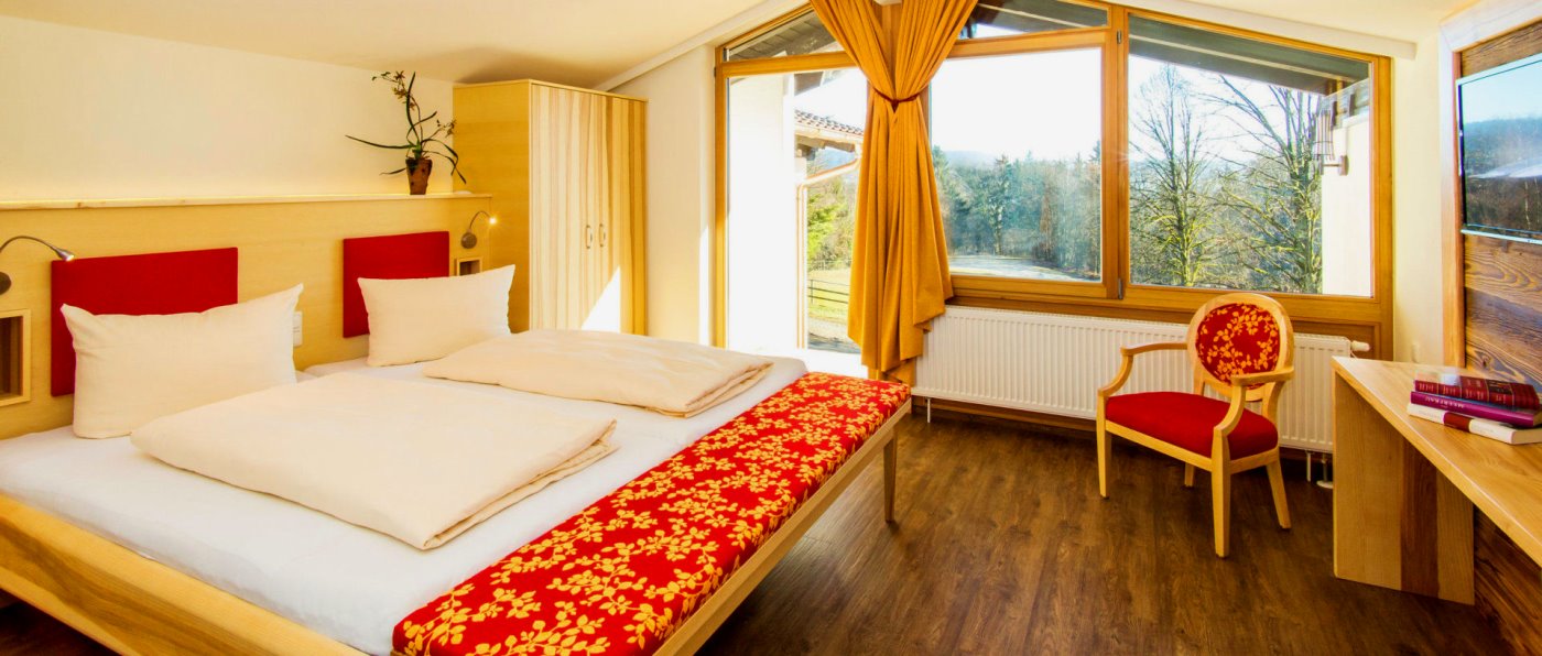 Reiterhof Hotel mit Zimmer und Bungalows mit tollen Ausblick feuerschwendt-familienhotel-reiterhof-schlafzimmer