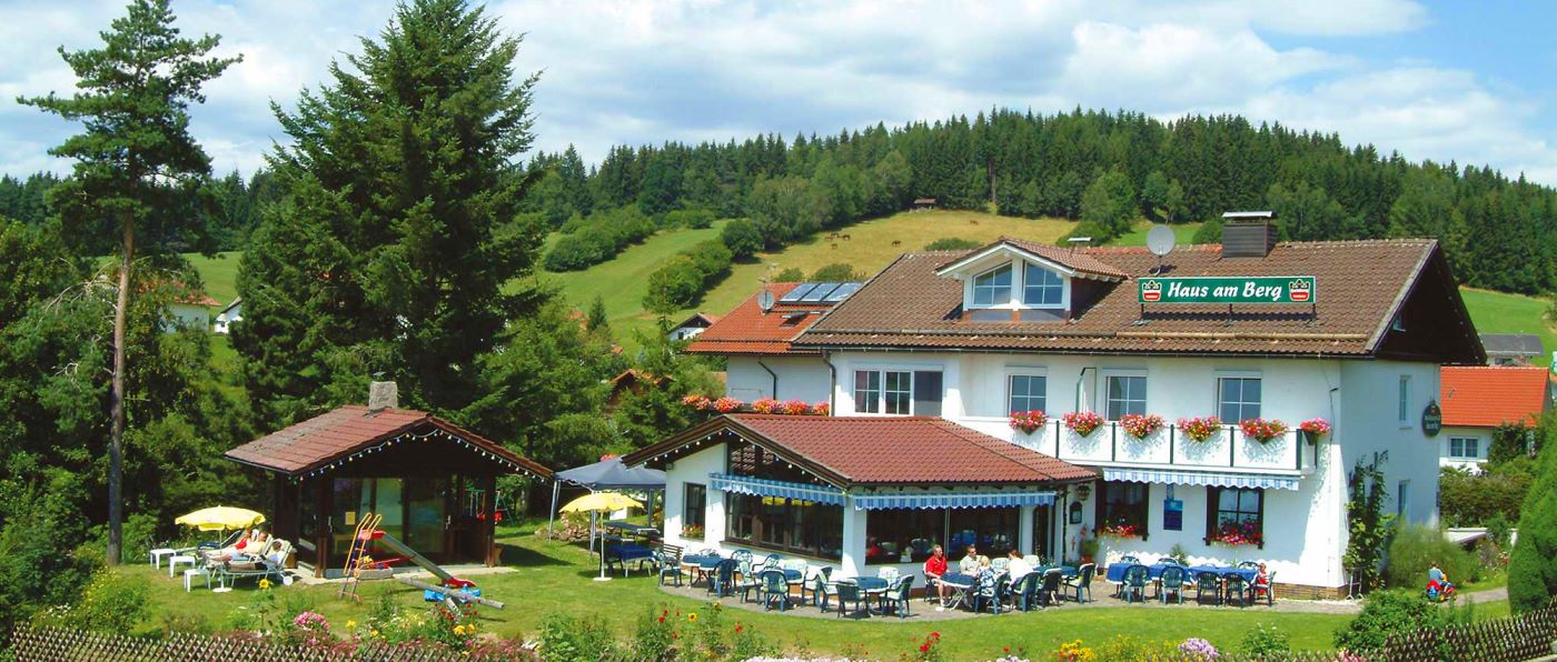 haus-am-berg-familienfreundliches-hotel-kinderfreundliches-bayern-aussenansicht