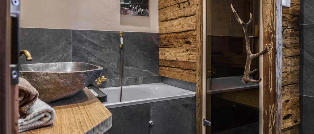 rustikaler Charme im Bad in der Luxus Ferienhütte Bodenmais am Arber