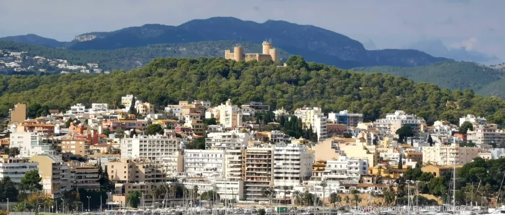 Luxus Immobilien Palma de Mallorca Stadt Skyline & Burg Festung
