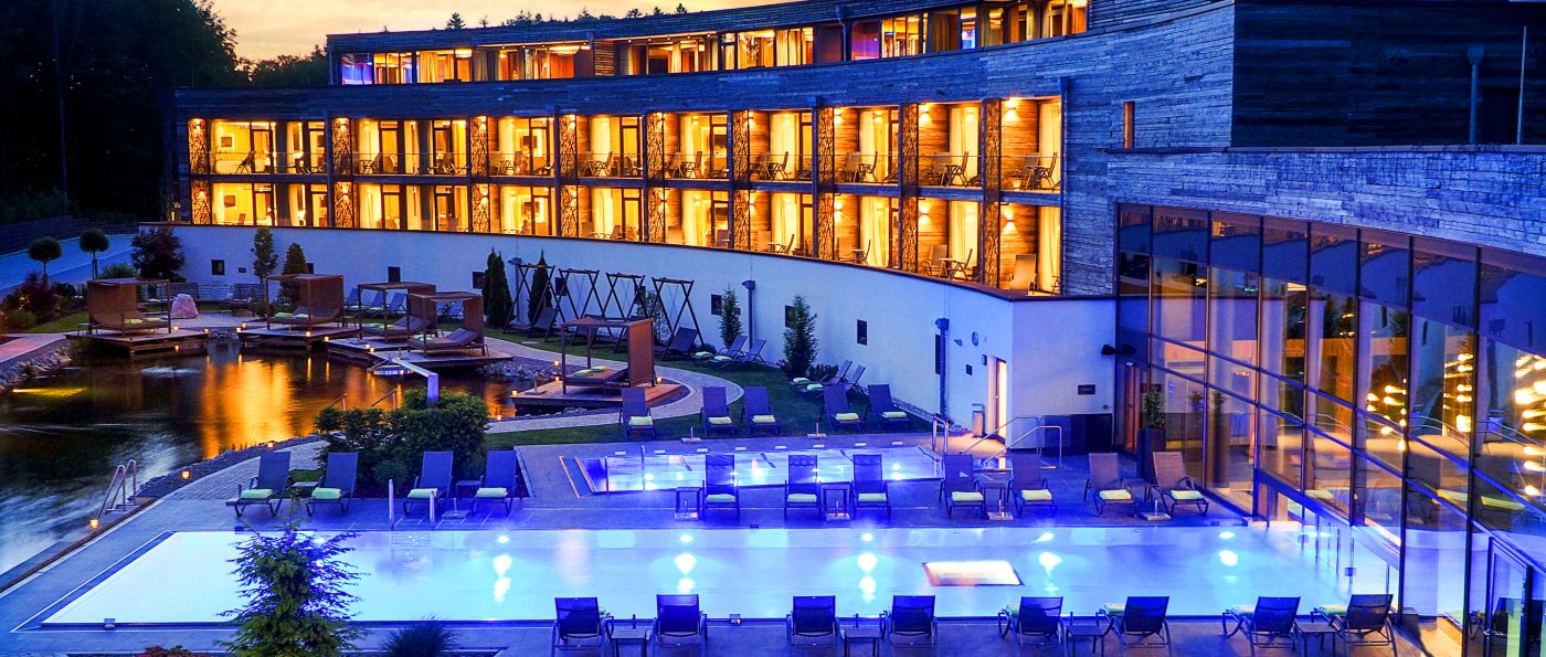 reischlhof-bayerischer wald-hotel-private-spa-suiten-bayern-aussen-pool