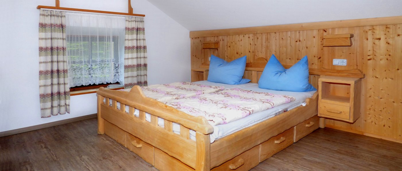 schreinergefertigte Schlafzimmermöbel aus naturbelassenem Holz in der Almhütte richards-almhuetten-bayerischer-wald-berghütten-übernachtung-zimmer