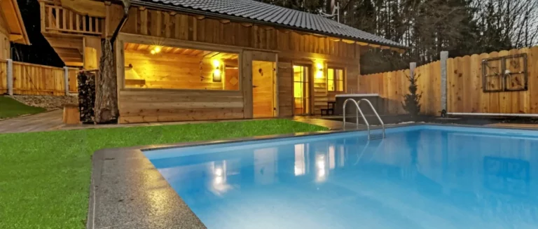 ruperti-luxus-chalet-aussenpool-swimming-pool-ansicht