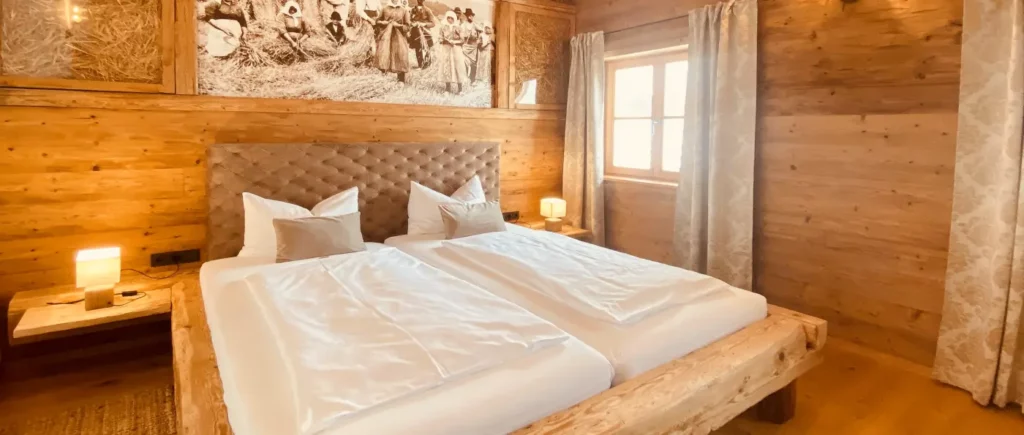Schlafzimmer der Luxus Hütte mit Pool und Außensauna in Bayern
