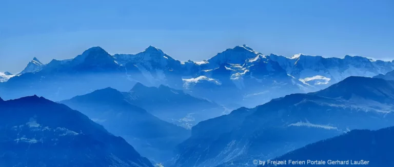schweizer-berge-trekkingurlaub-eiger-moench-jungfrau-alpen-gipfel-wandern