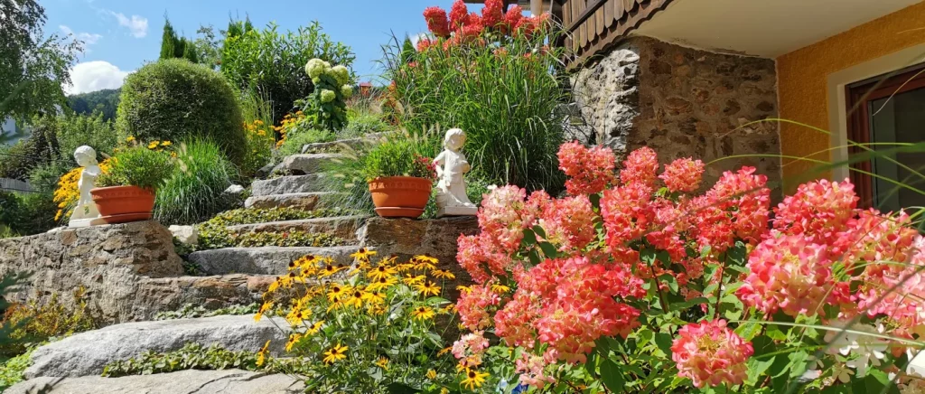 Tipps für romantische Garten Gestaltung mit Blumen in Bayern
