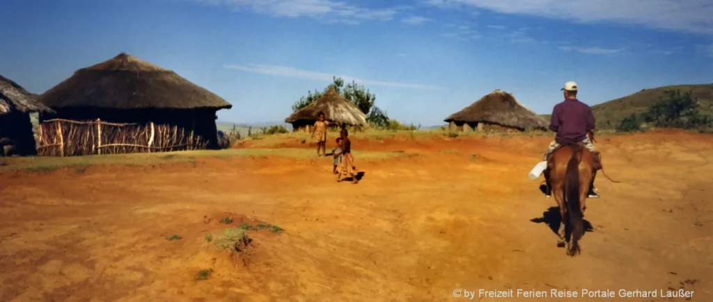 Highlights in Swasiland Ausflugsziele - ein traditionelles Hüttendorf