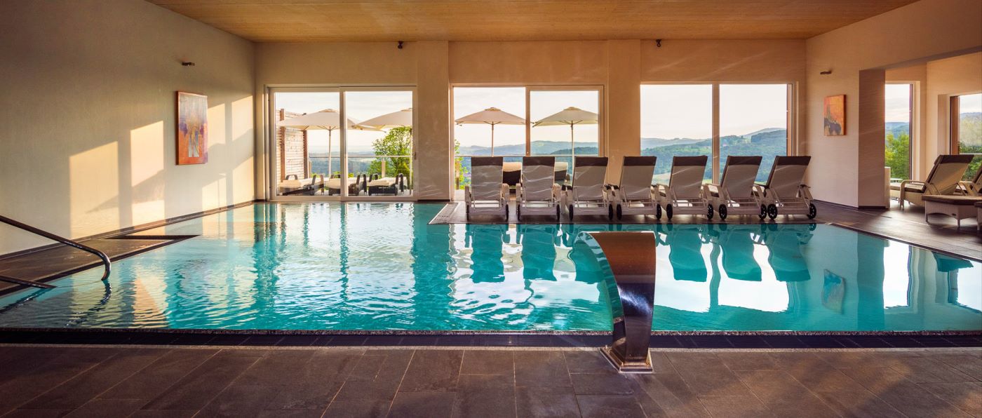 Hallenbad im Wellnesshotel in Bayern thula-niederbayern-wellnesshotel-schwimmbad-bayerischer-wald